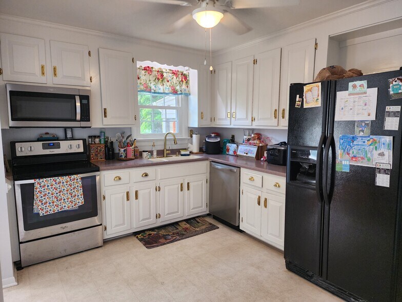 Building Photo - 8176 Surrey Ct