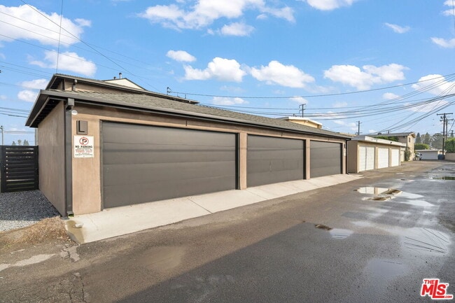 Building Photo - 1310 W Valencia Dr