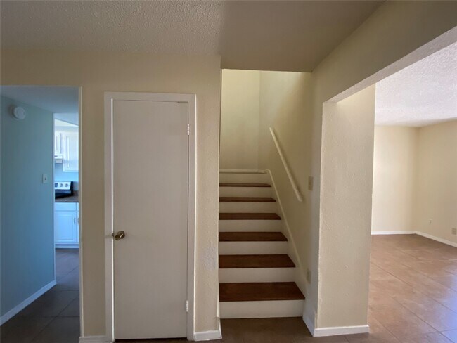 Building Photo - 8470 Leawood Blvd