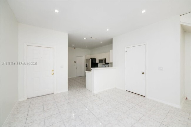 Building Photo - 1911 Madeira Dr