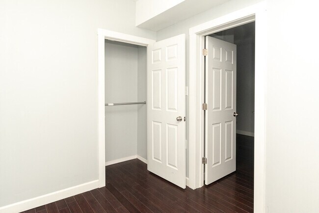 Building Photo - 2968 N Ridgeway Ave