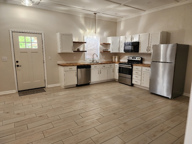 Building Photo - 34 Davis St W