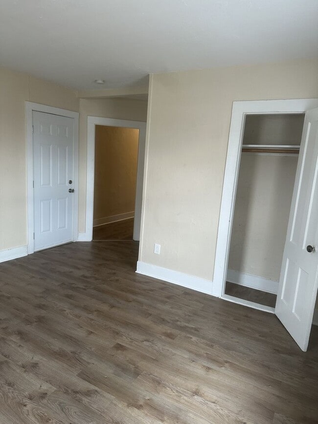 Building Photo - 160-162 Center Street