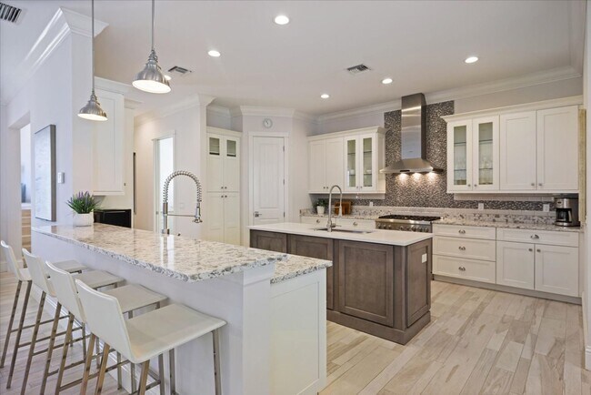 Building Photo - Furnished, Yearly 4bd Home on Siesta Key