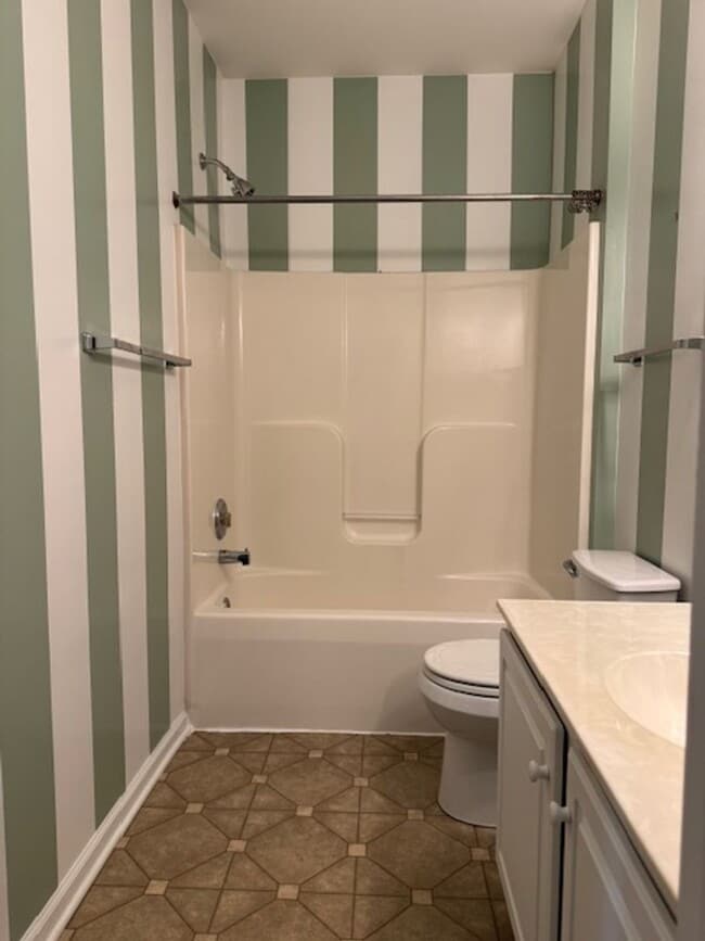 Building Photo - Spacious Condo in Knollwood – Pool, Gym an...