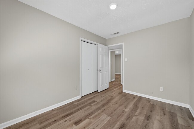 Building Photo - 5243 Wickview Ln