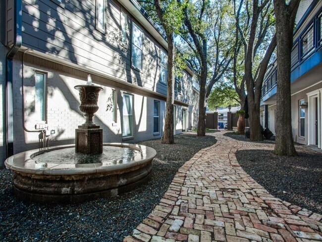 Building Photo - Remodeled Central Dallas Condo