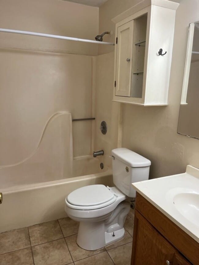 Building Photo - 2 Bdrm 1 Bath Apartment in Bradenton, FL