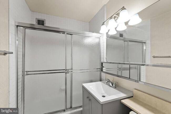 Building Photo - 1111 Arlington Blvd