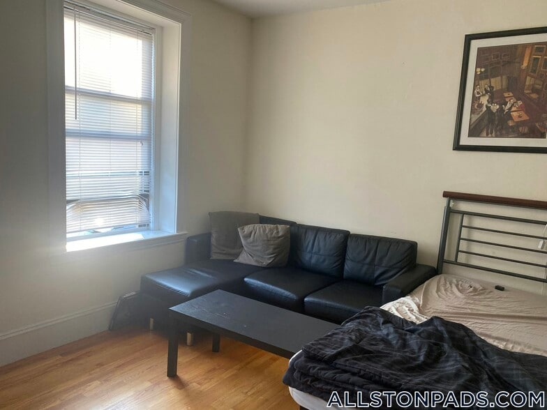 Building Photo - 100 Linden St