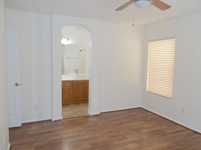 Building Photo - Come live the Las Vegas dream!