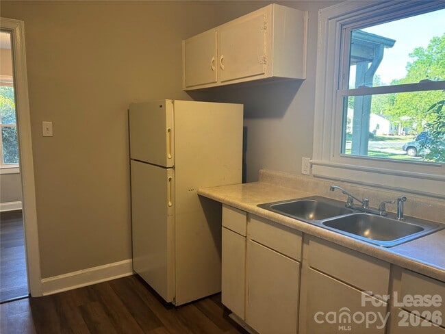 Building Photo - 2565 Brentwood Pl