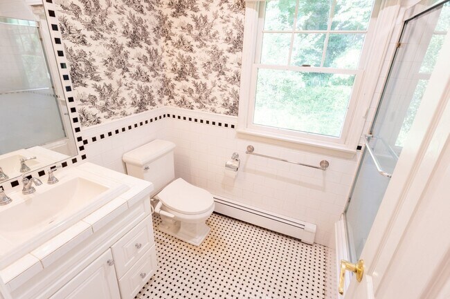 Building Photo - Spacious 4 - Bedroom, 2 Bathroom (Full Hou...