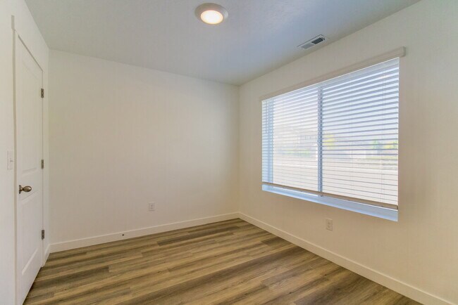 Building Photo - 1163 100 S