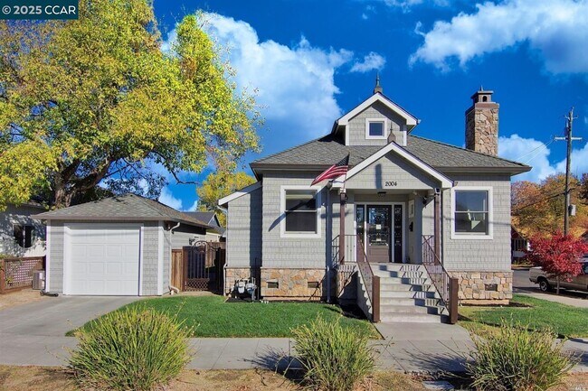 Building Photo - 2004 Main St