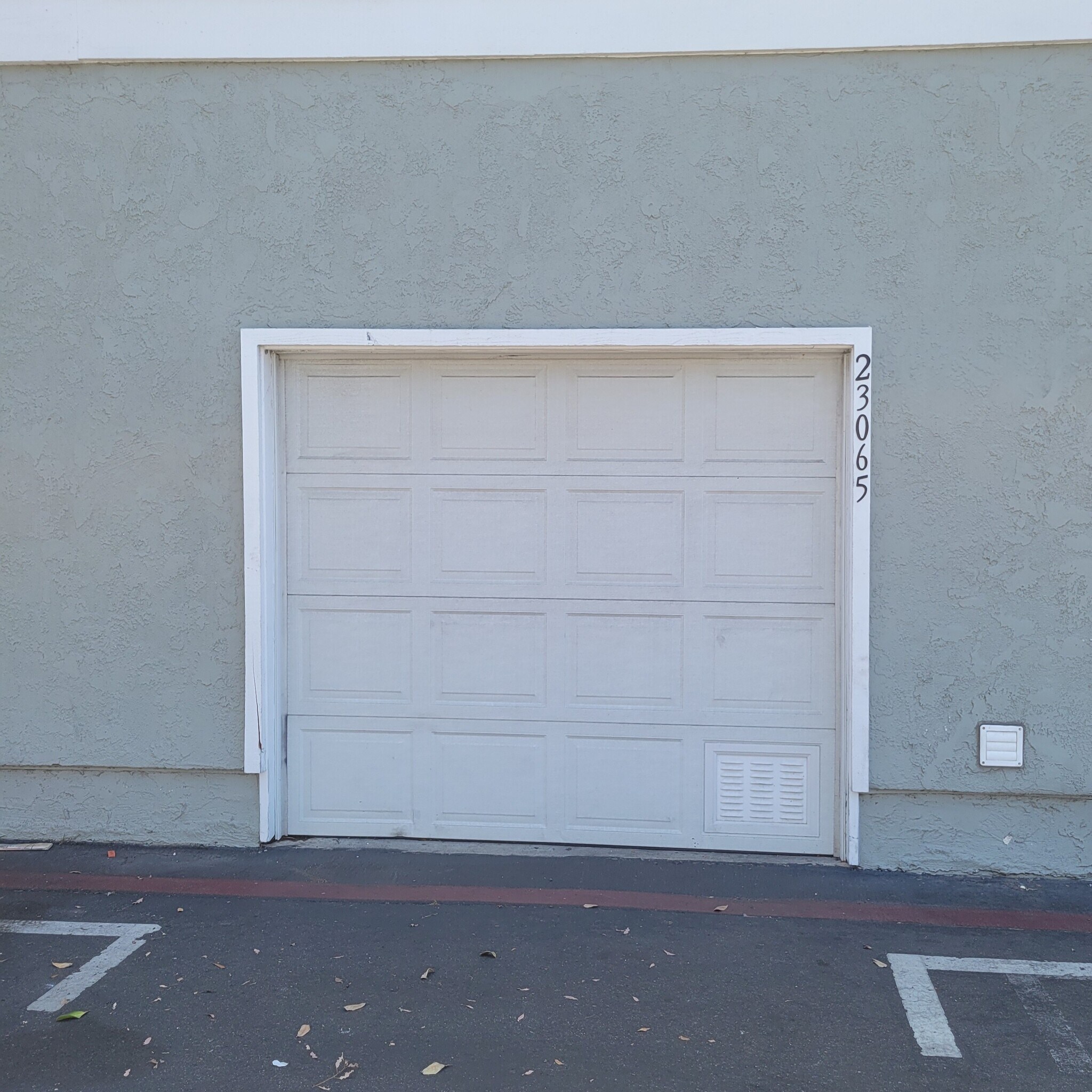 Attached direct access single car garage - 23065 Via Pimiento