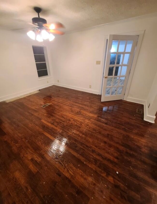Building Photo - 913 Brookside Dr