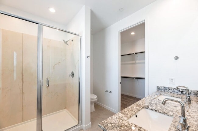 Building Photo - Like New luxurious townhome with 2 Master ...