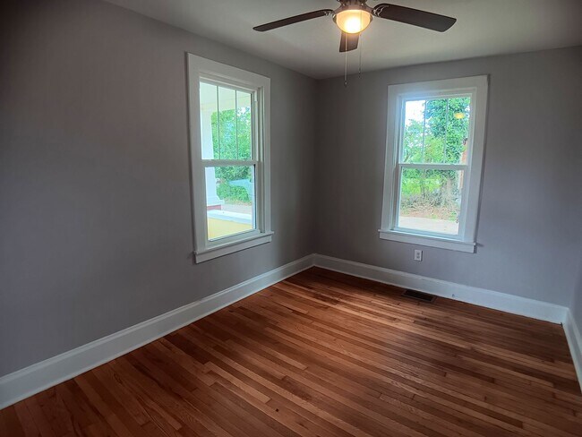 Building Photo - Radford, 3BR / 1BA, Available 8/14