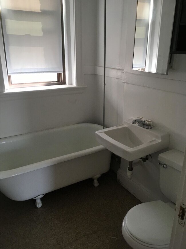 Building Photo - 2BR 1Bth unit. Great location!