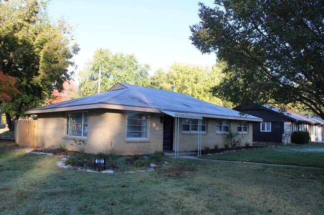 Building Photo - 3 bed 2 bath 2 car garage near campus.