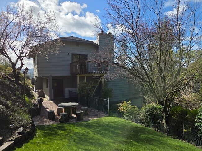 Building Photo - Spacious Walnut Creek Home
