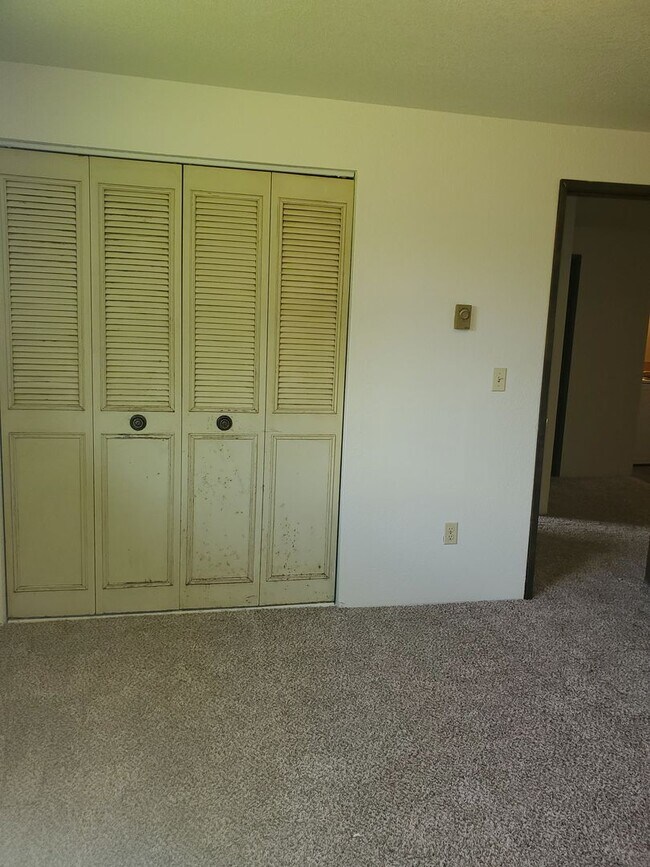 Building Photo - 2 bed 1 bath Duplex