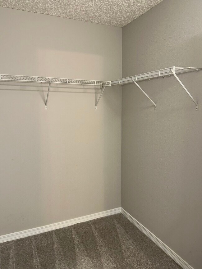 Building Photo - Cute 2/2 with garage and a nice size Flori...