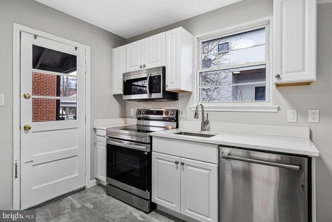 Building Photo - 617 N Wakefield St