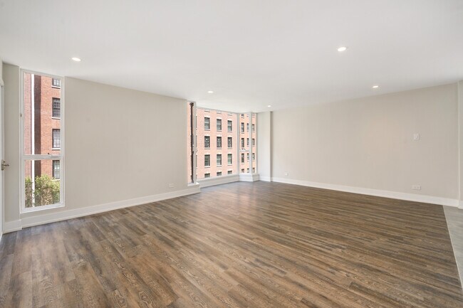 Building Photo - 227 E Walton Pl