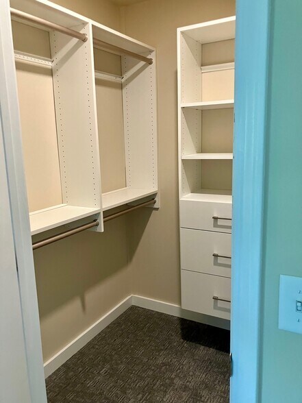 Primary walk in - H5 Stonehedge Dr