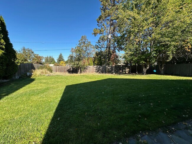 Building Photo - Northwest Area 3 Bedroom 2 Bath Rancher