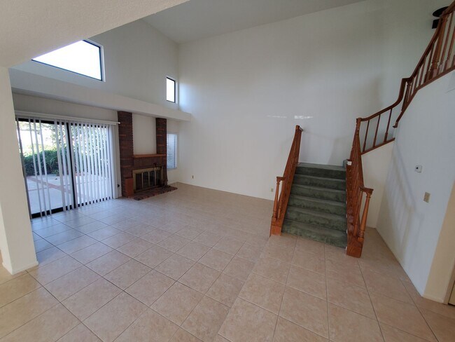 Building Photo - Beautiful Woodbridge/Lakeside Home for Lease!