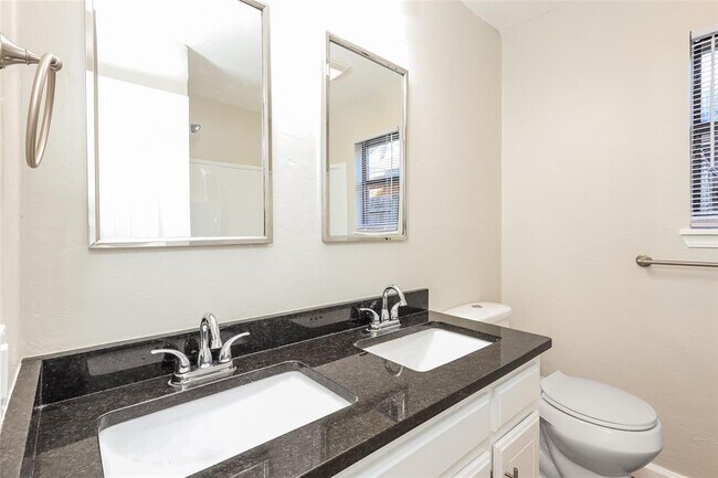 Building Photo - 2705 Fairfield Dr