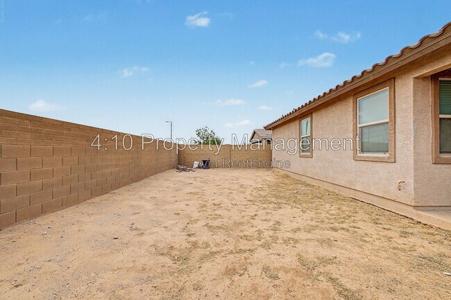 Building Photo - 3241 E Malibu Dr