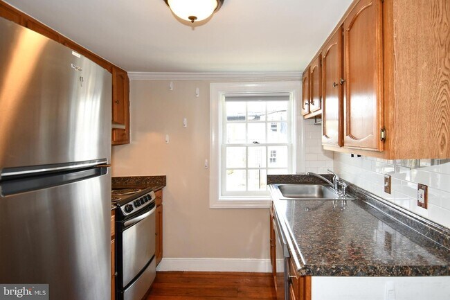 Building Photo - 17 - Apt. #1 Madision Street Unit