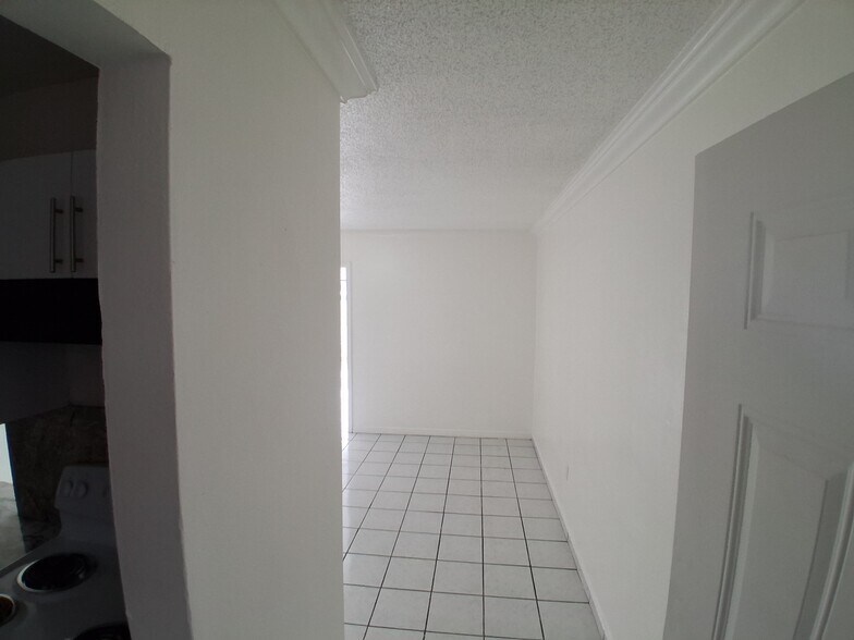 Building Photo - 1605 NE Miami Gardens Dr