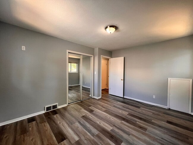 Building Photo - Move in ready!