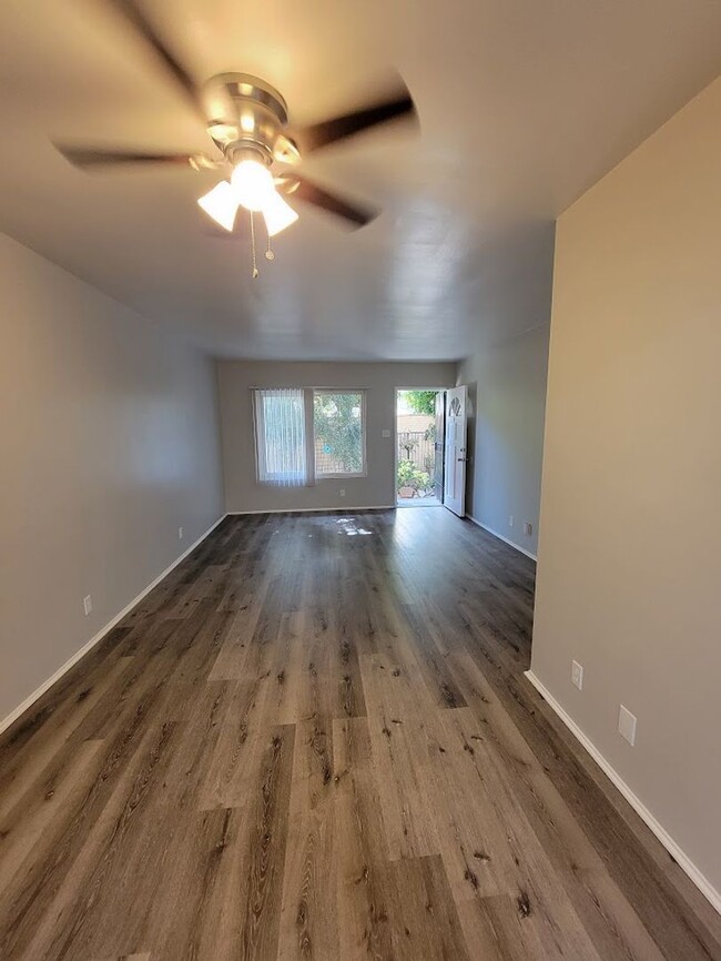 Building Photo - **RENT READY** 1BD/1BA CONDO