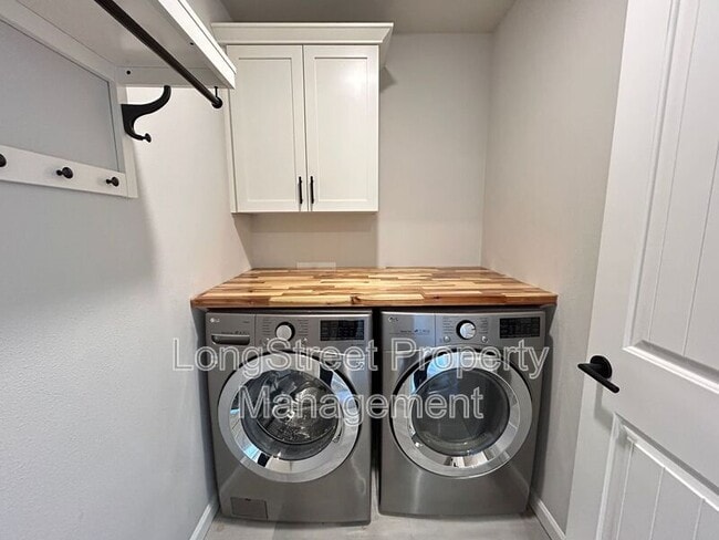 Building Photo - 7237 SE Berg Dr