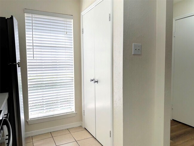 Building Photo - 1715 Moritz Dr