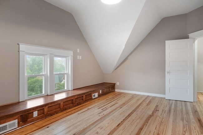 Building Photo - 4 to 5 bed / 2 Bath Just remodeled