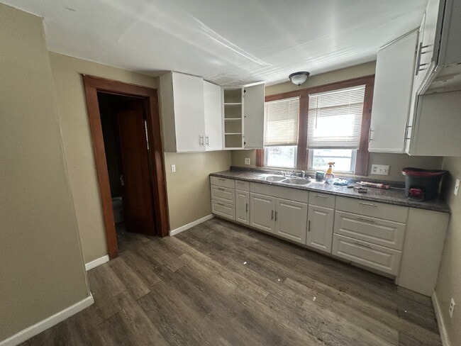 Building Photo - Beautiful home located on Moulson st in Ro...