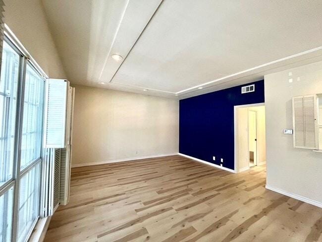 Building Photo - 2/1 Alamo Heights Condo ~ Freshly Remodele...