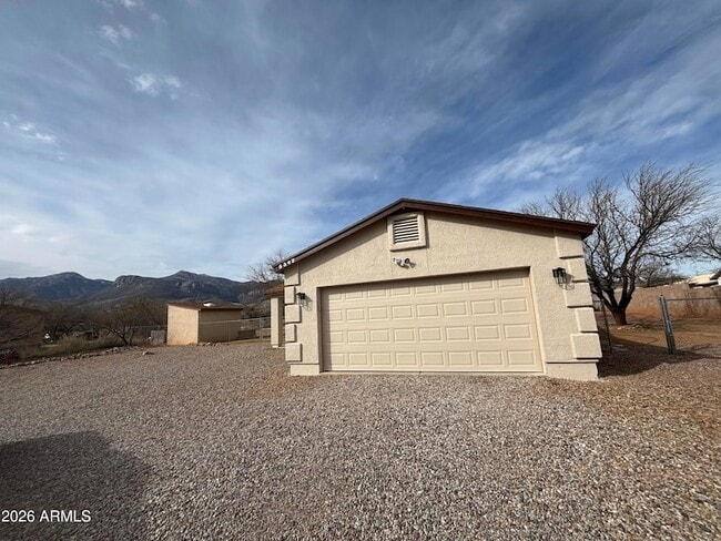 Building Photo - 5342 S San Pedro Ave