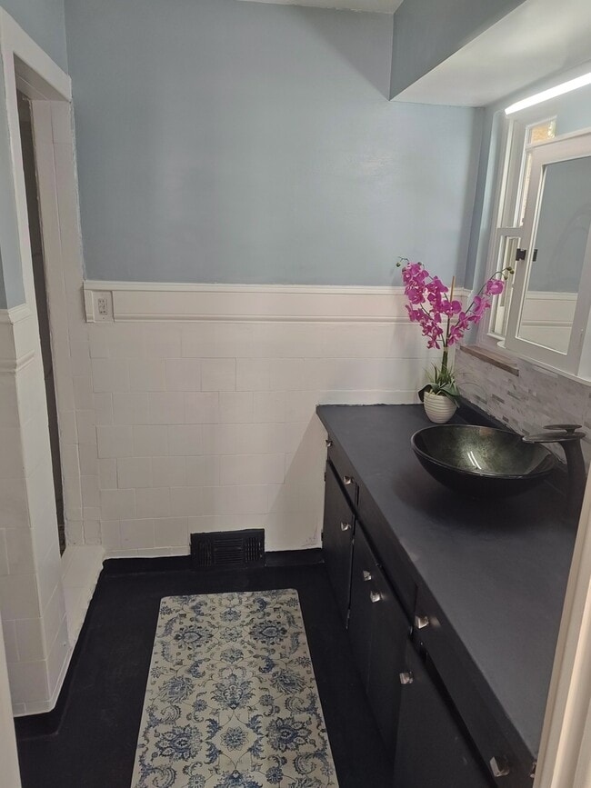 Building Photo - 2947 Chamberlain Rd