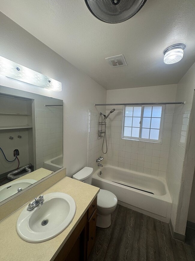 Building Photo - K301