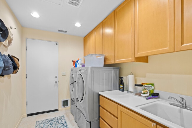 Building Photo - 872 Mission Creek Dr