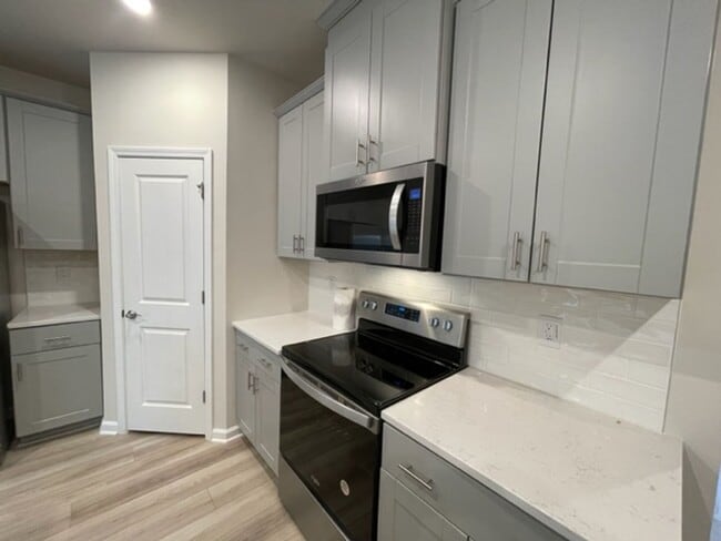 Building Photo - Like New Townhome in South & Main, Fuquay-Varina!