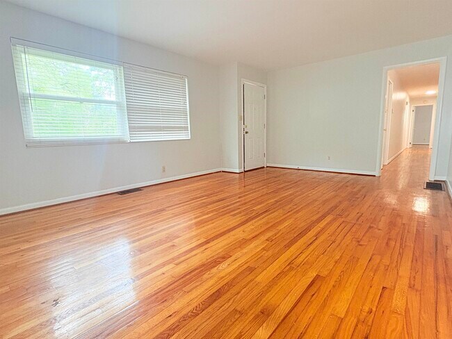 Building Photo - 1504 Sunset Ln